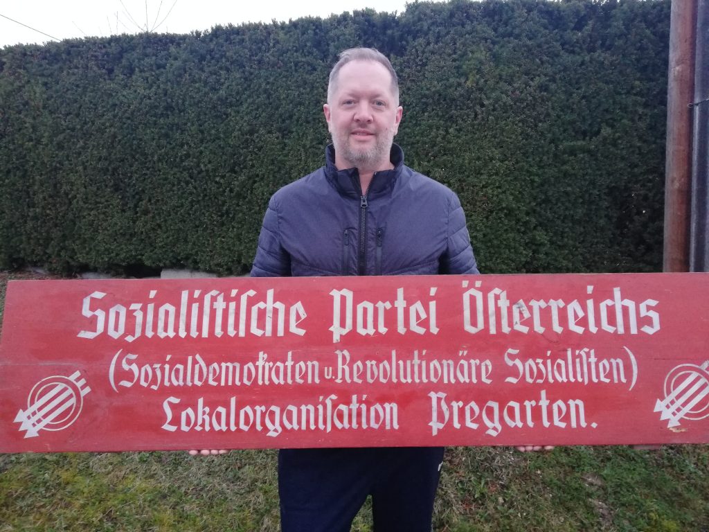 Vbgm. Alexander Skrzipek mit SPÖ-Tafel